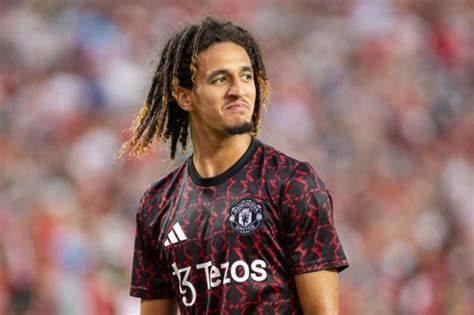 Man Utd confirm midfielder move ahead of Manuel Ugarte arrival .